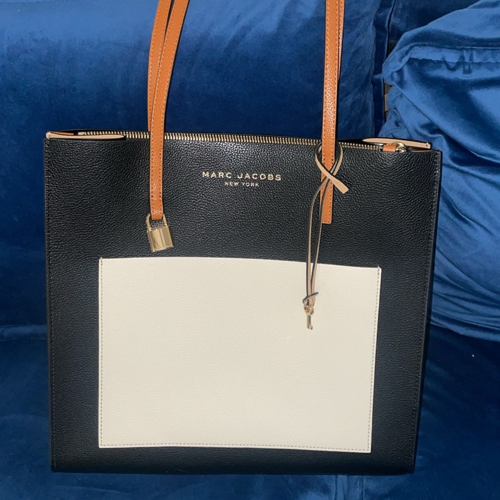 Marc Jacobs large purse - Picture 2 of 7